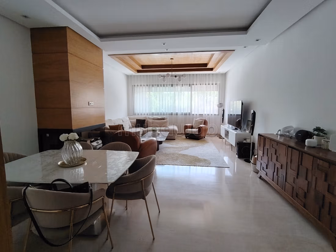 Très bel appartement en location à Souissi. 
Surface de 200 m². 
Cheminée et concierge — 2