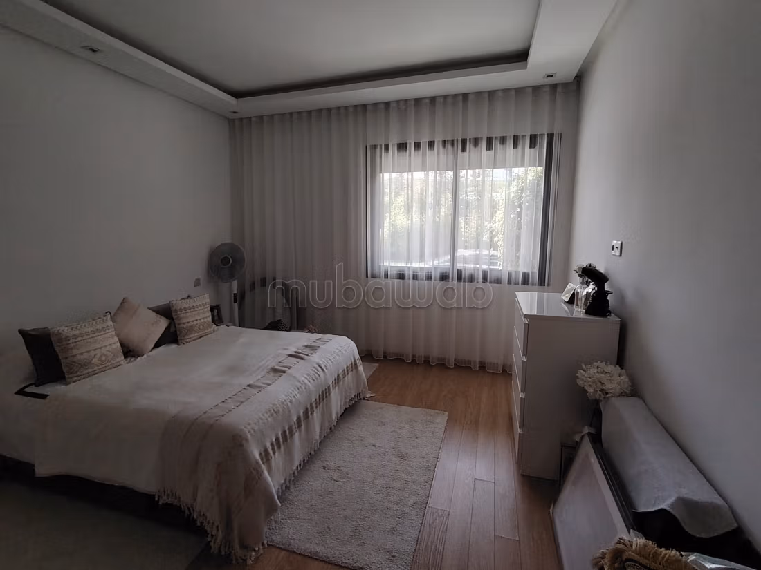 Très bel appartement en location à Souissi. 
Surface de 200 m². 
Cheminée et concierge — 4