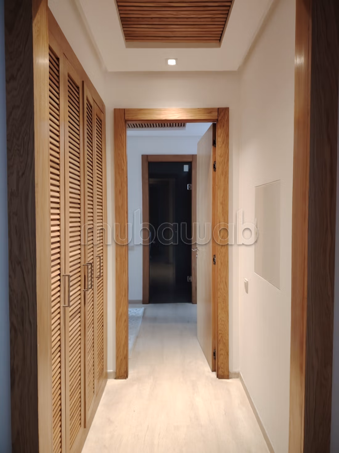 Très bel appartement en location à Souissi. 
Surface de 200 m². 
Cheminée et concierge — 5