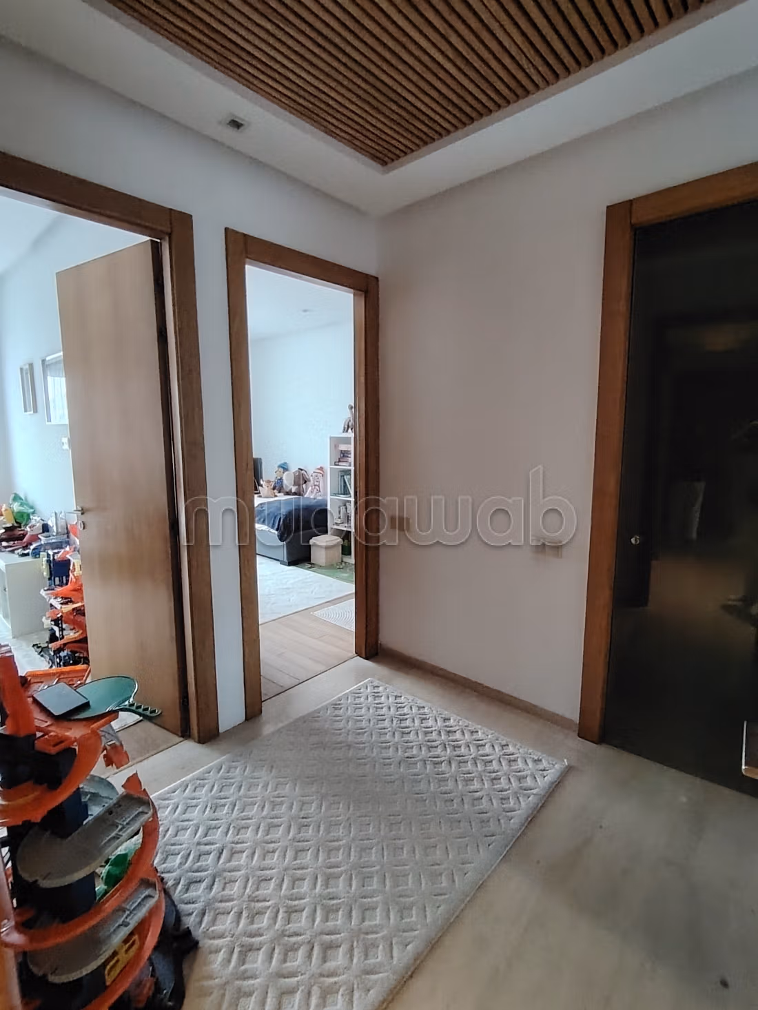 Très bel appartement en location à Souissi. 
Surface de 200 m². 
Cheminée et concierge — 6
