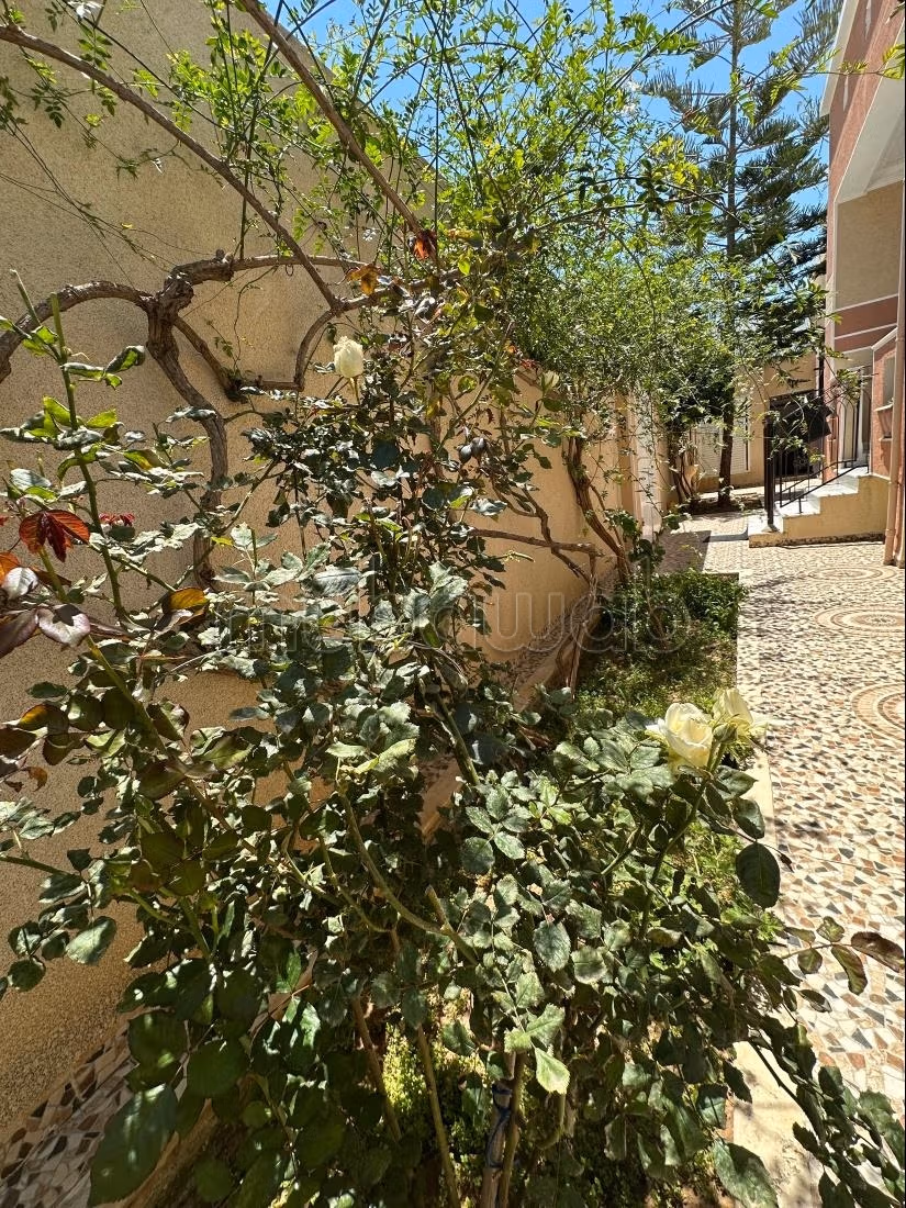 Villa espandibile per due piani con appartamento a pianterreno e studio