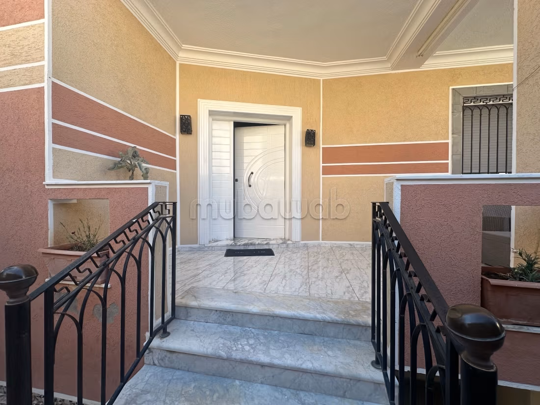 Villa espandibile per due piani con appartamento a pianterreno e studio