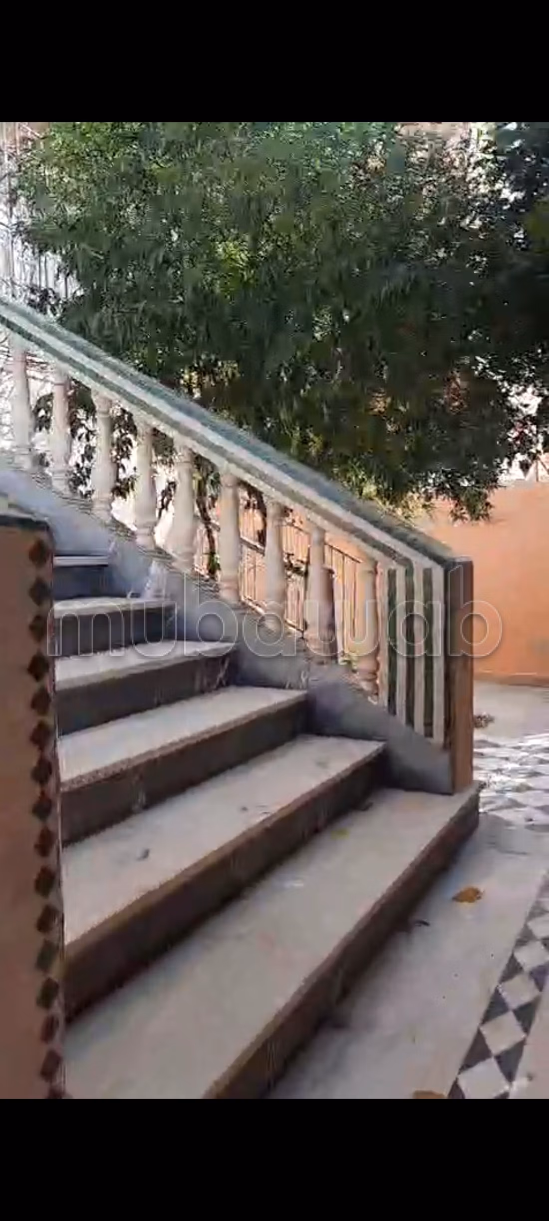 Excellente villa à vendre à Ain Mezwar. 10 belles chambres. Porte solide et système de double vitrage.