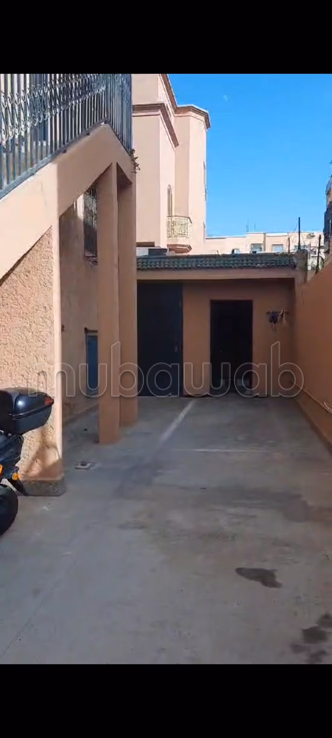 Excellente villa à vendre à Ain Mezwar. 10 belles chambres. Porte solide et système de double vitrage.