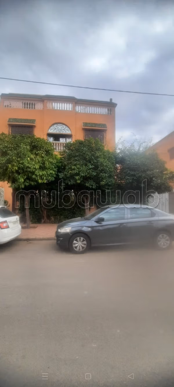 Excellente villa à vendre à Ain Mezwar. 10 belles chambres. Porte solide et système de double vitrage.