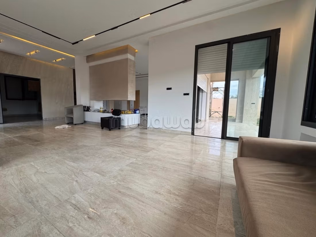 Villa di Lusso a Sidi Thabet: Eleganza e Comfort
