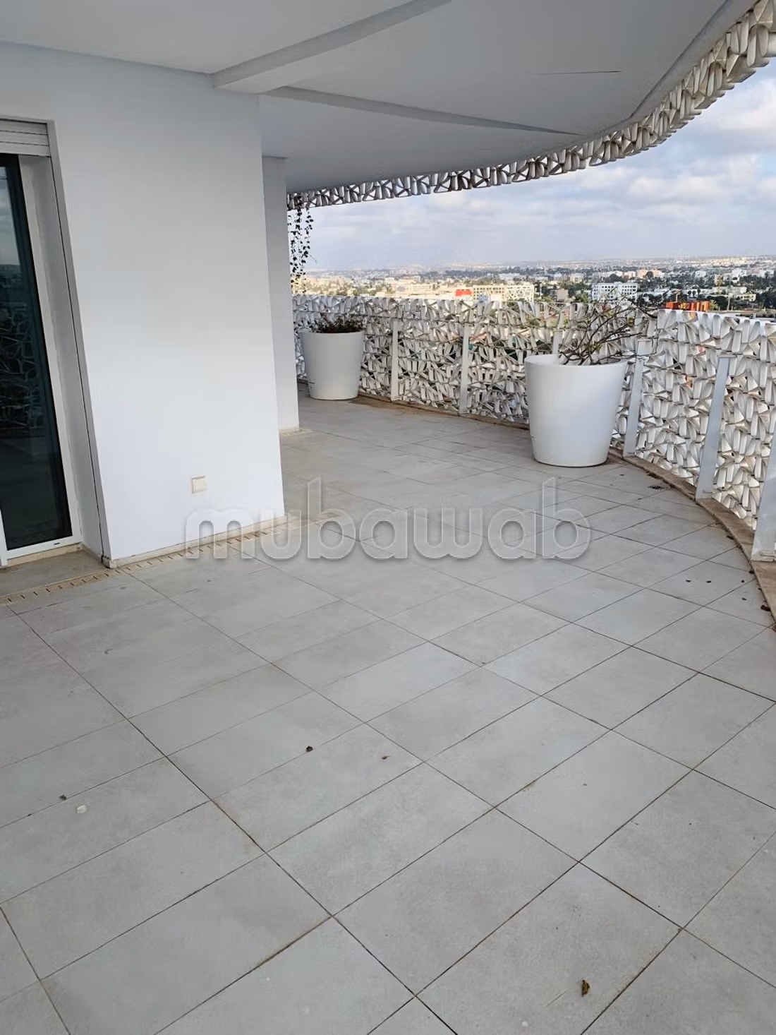 Sublime empty apartment for rent in CFC