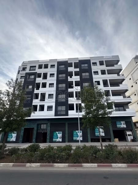 Beautiful commercial space for sale in Victoria. Area of 400 m². In a secure residence
