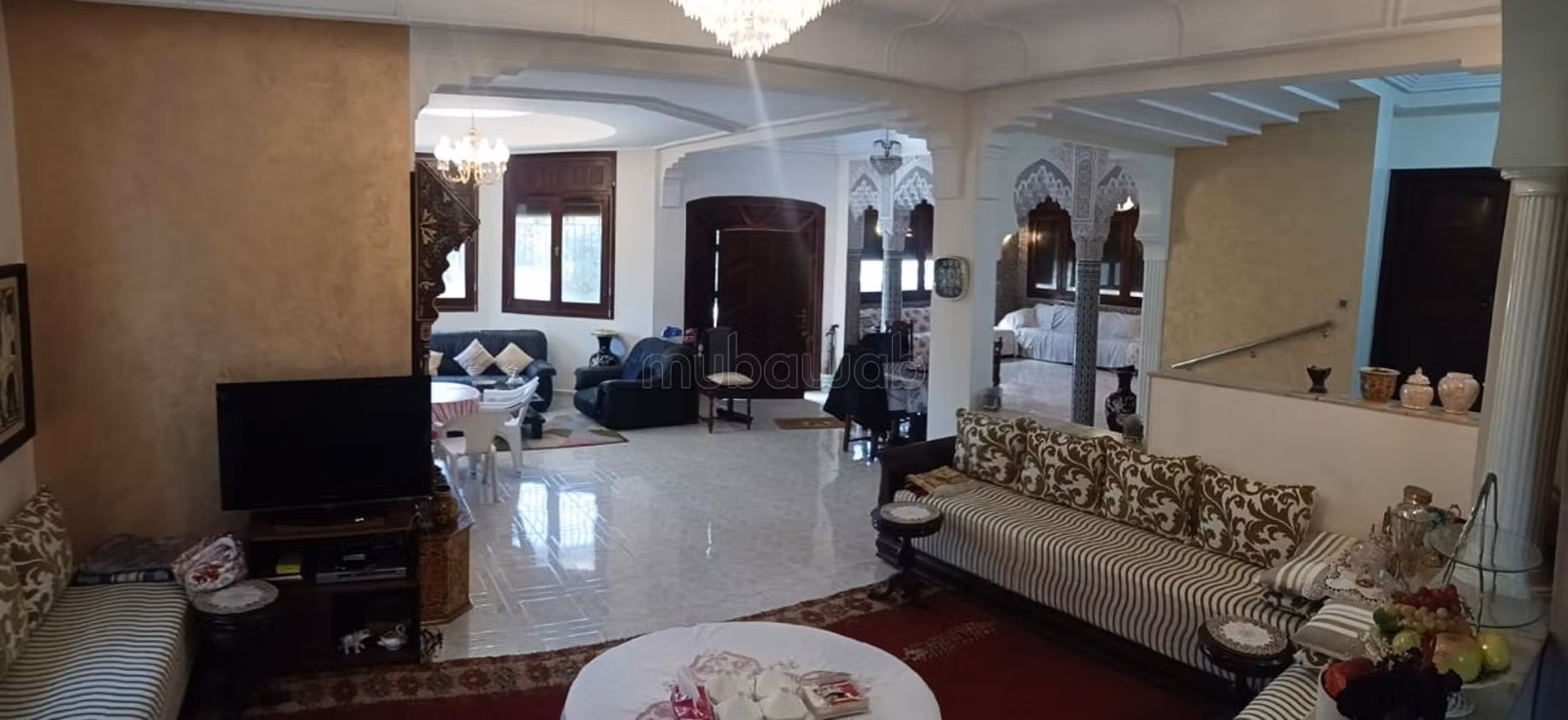 Villa de luxe à vendre rue Abdelhadi Abou Taleb. Superficie totale 648 m². Balcon et jardin
