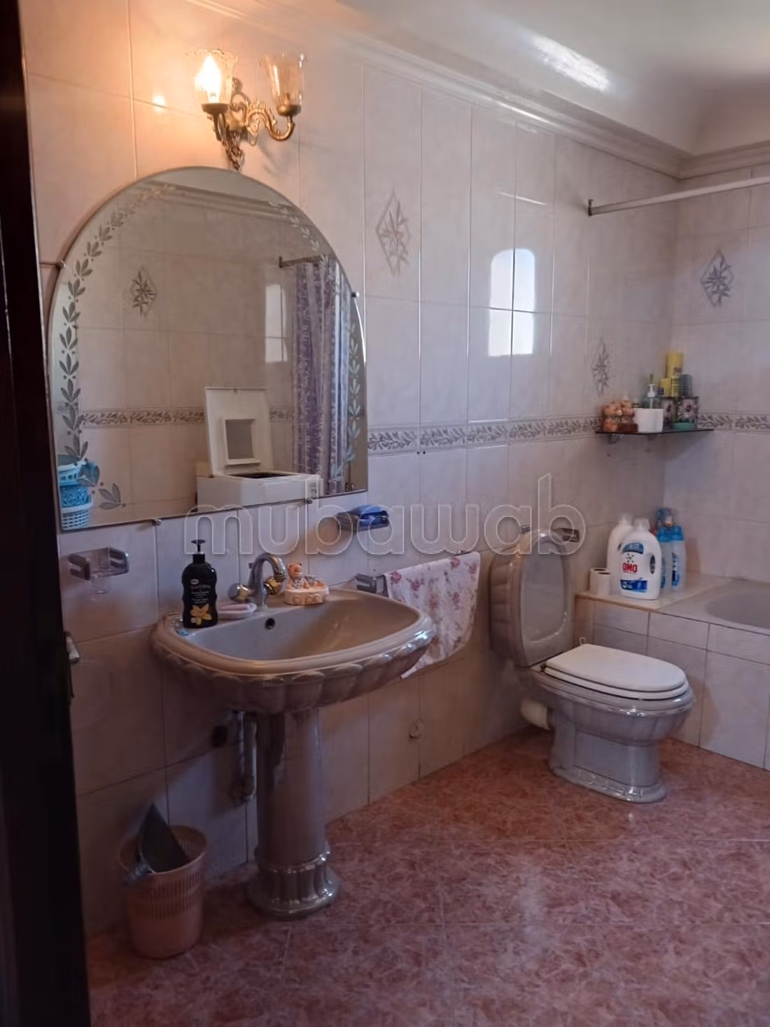 Villa de luxe à vendre rue Abdelhadi Abou Taleb. Superficie totale 648 m². Balcon et jardin