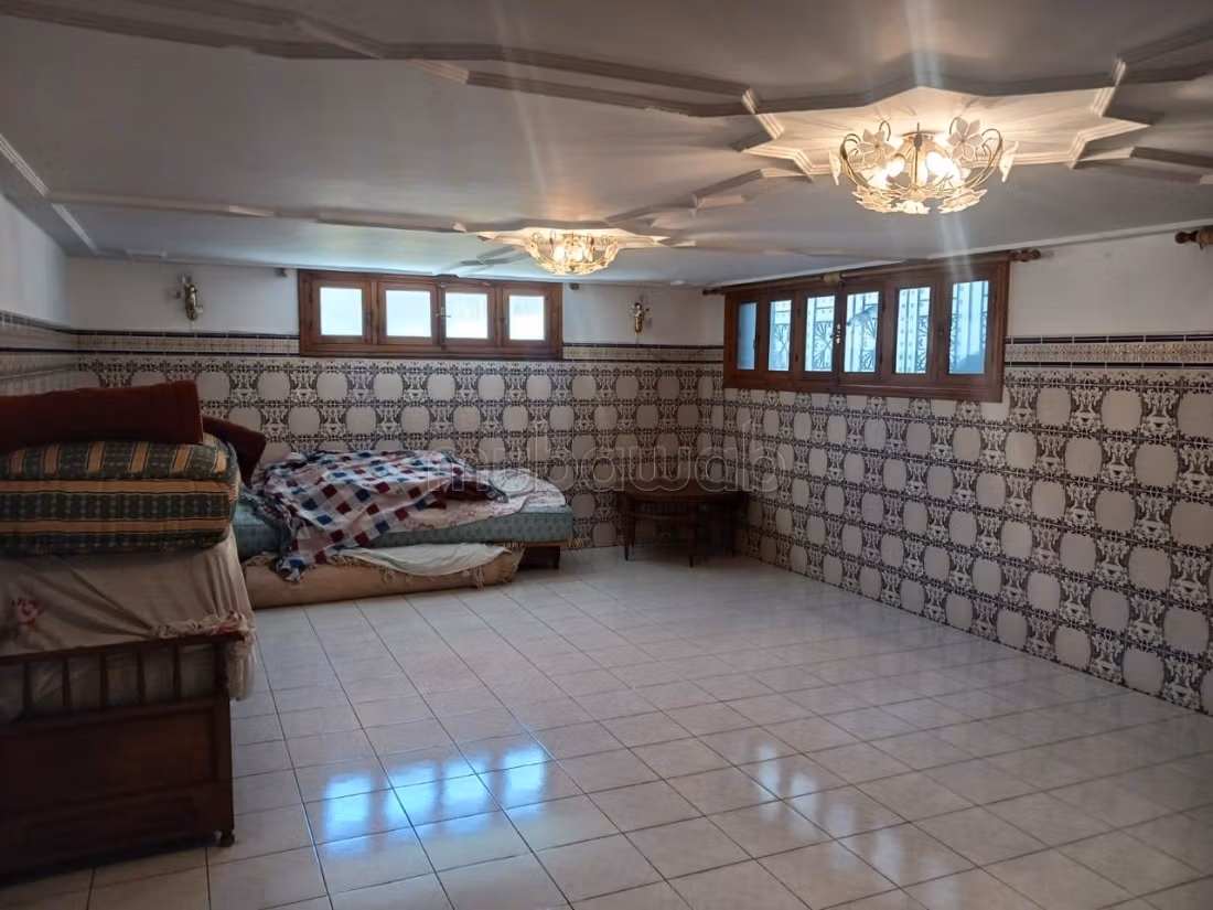 Villa de luxe à vendre rue Abdelhadi Abou Taleb. Superficie totale 648 m². Balcon et jardin