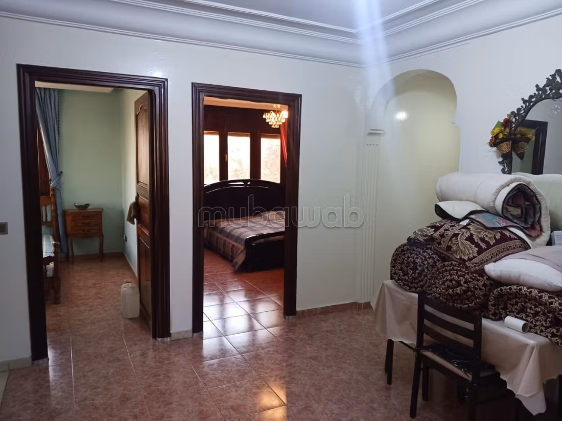 Villa de luxe à vendre rue Abdelhadi Abou Taleb. Superficie totale 648 m². Balcon et jardin