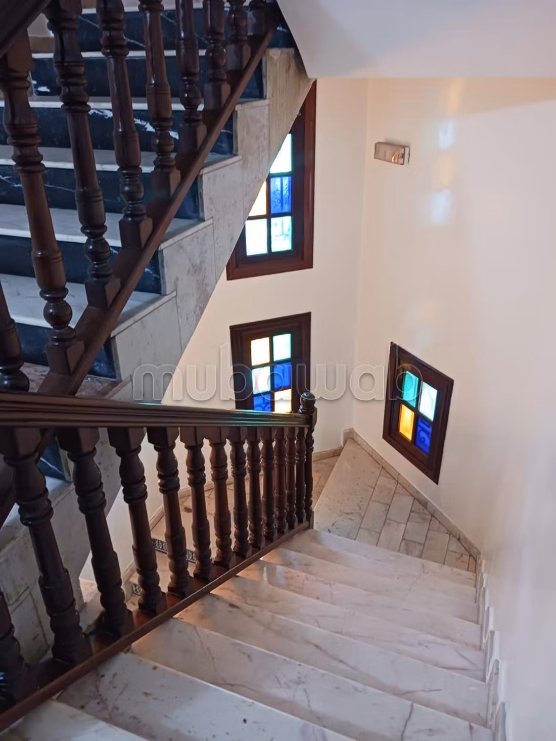 Villa de luxe à vendre rue Abdelhadi Abou Taleb. Superficie totale 648 m². Balcon et jardin