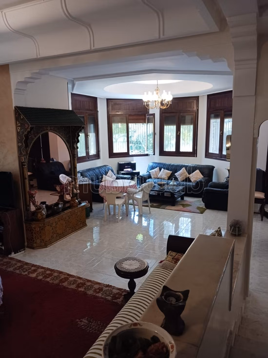 Villa de luxe à vendre rue Abdelhadi Abou Taleb. Superficie totale 648 m². Balcon et jardin