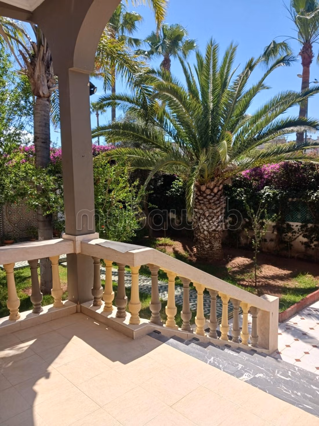 Villa de luxe à vendre rue Abdelhadi Abou Taleb. Superficie totale 648 m². Balcon et jardin