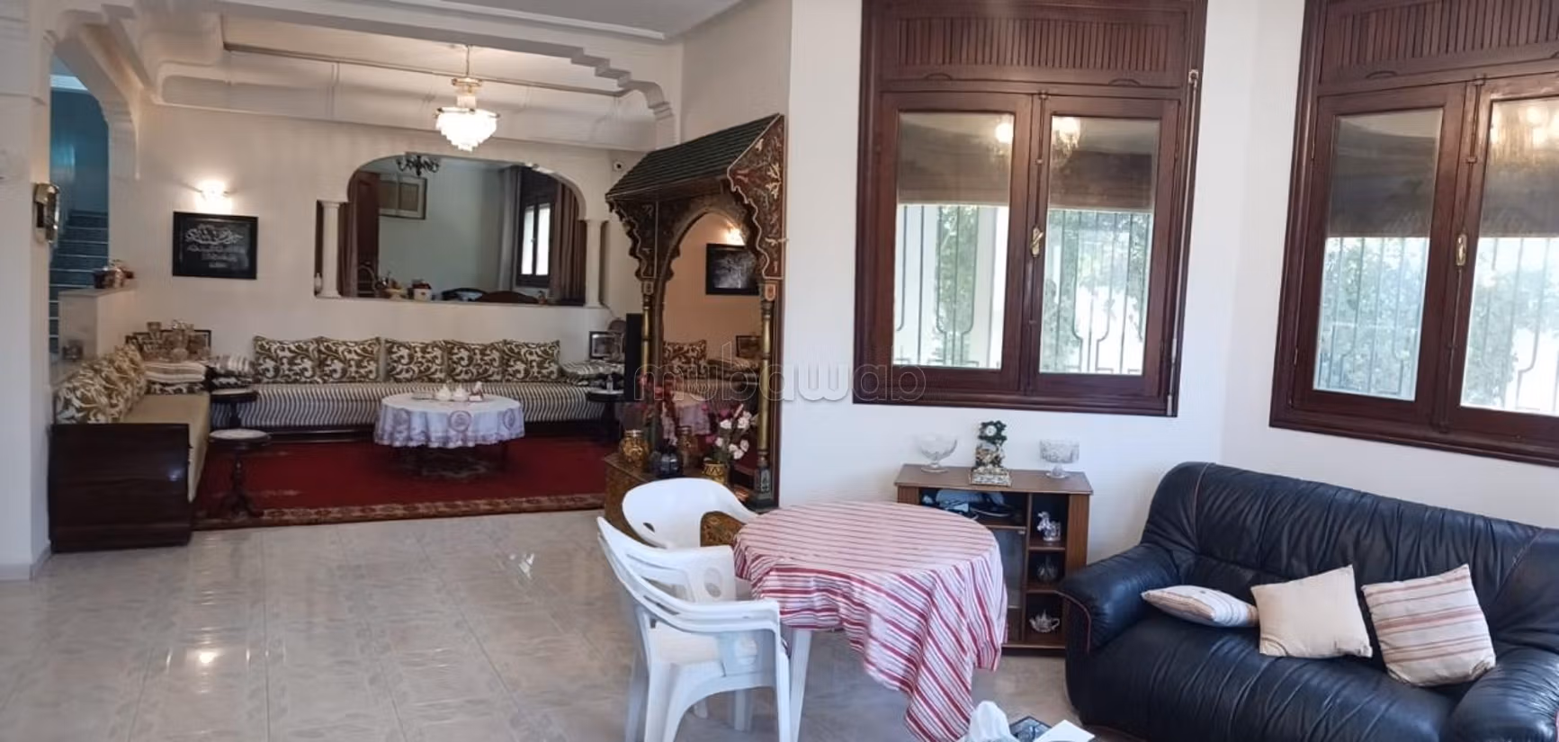 Villa de luxe à vendre rue Abdelhadi Abou Taleb. Superficie totale 648 m². Balcon et jardin