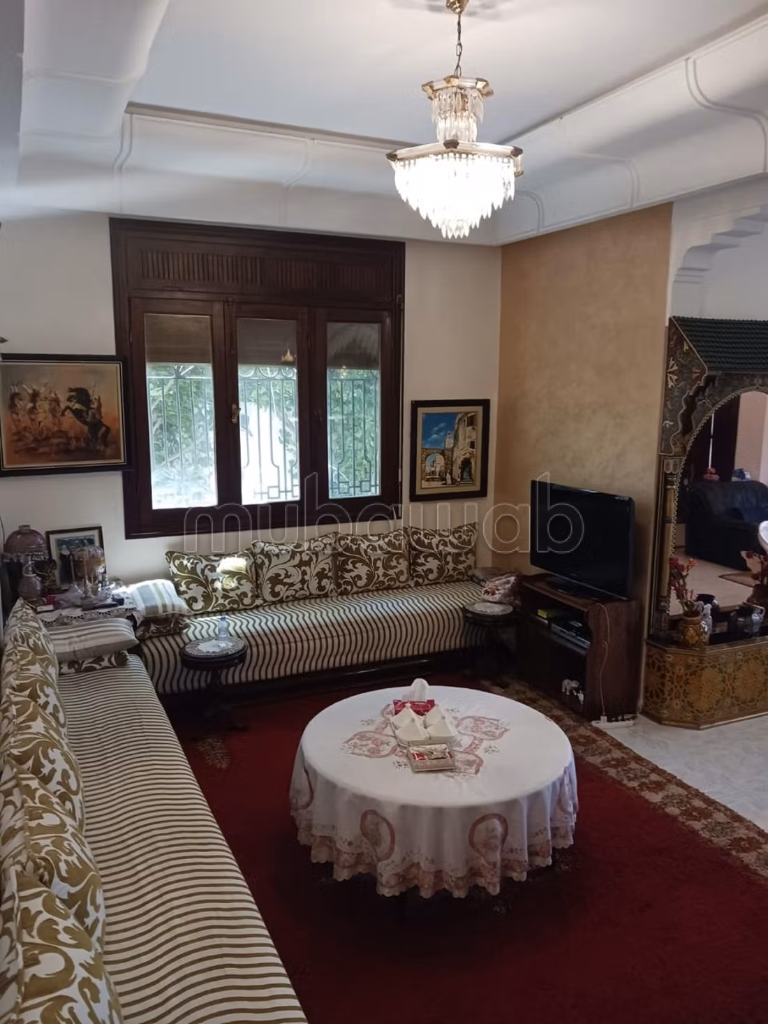 Villa de luxe à vendre rue Abdelhadi Abou Taleb. Superficie totale 648 m². Balcon et jardin