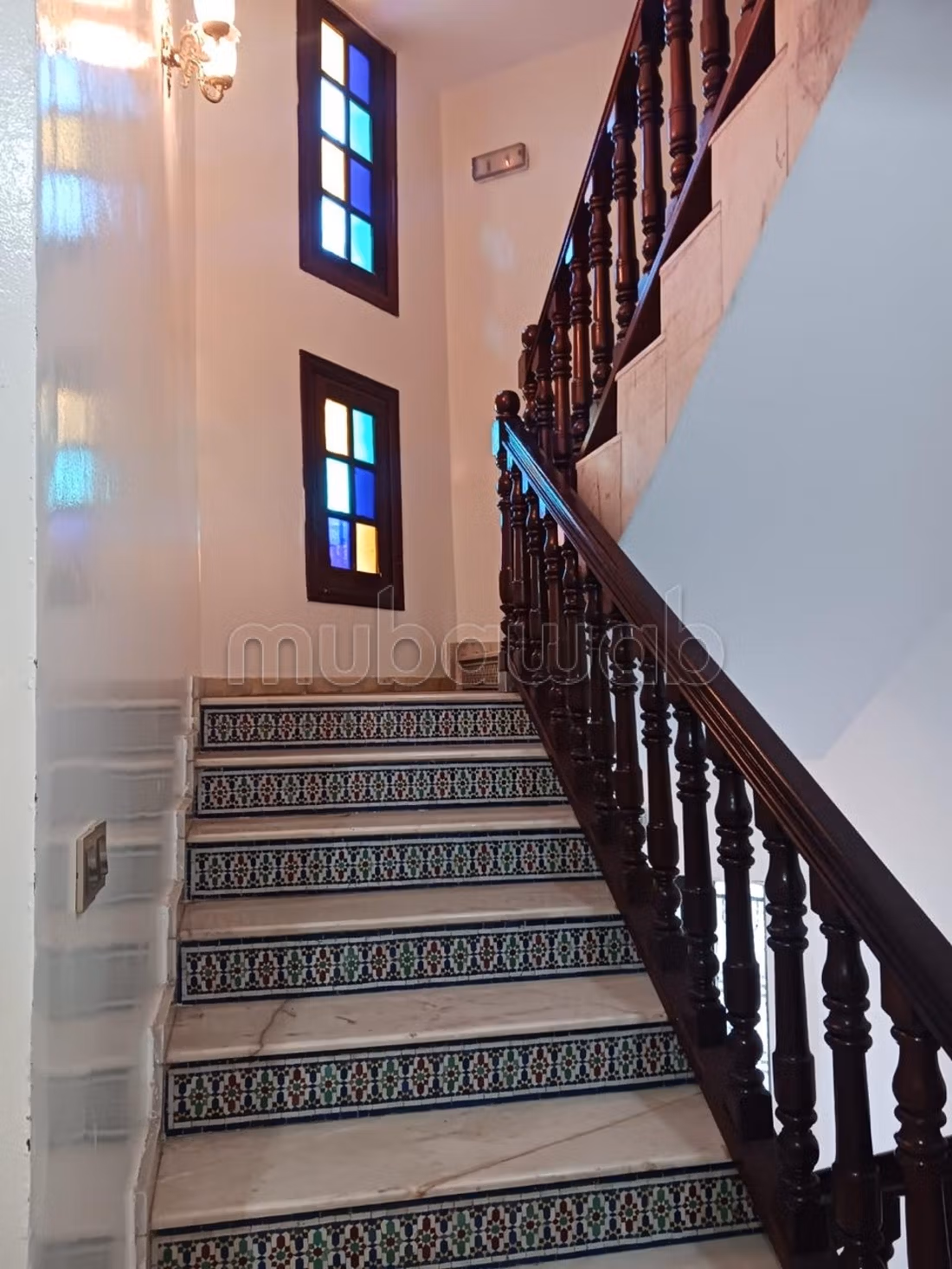 Villa de luxe à vendre rue Abdelhadi Abou Taleb. Superficie totale 648 m². Balcon et jardin