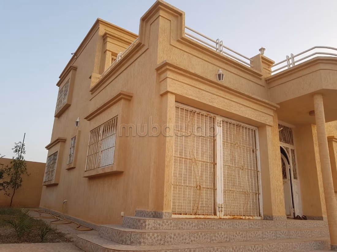 Eccellente villa in vendita a Ras al-Ma. Superficie totale di 440 m². Giardino e terrazza