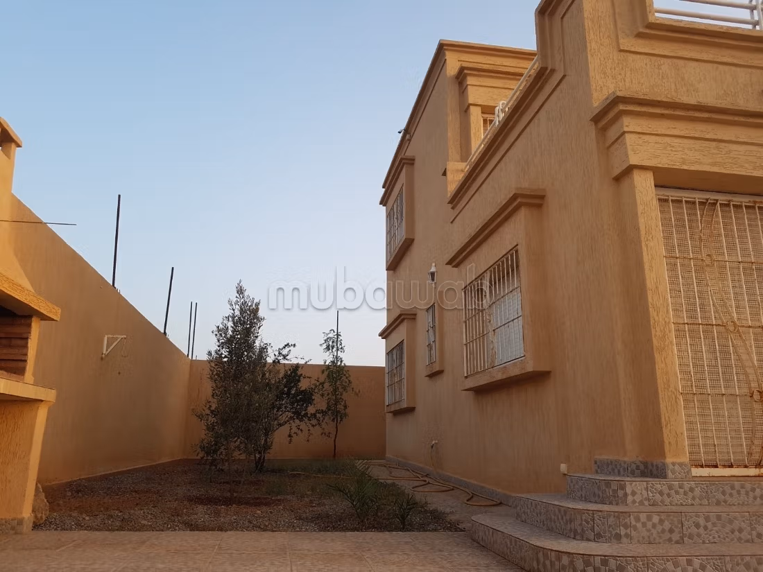 Eccellente villa in vendita a Ras al-Ma. Superficie totale di 440 m². Giardino e terrazza