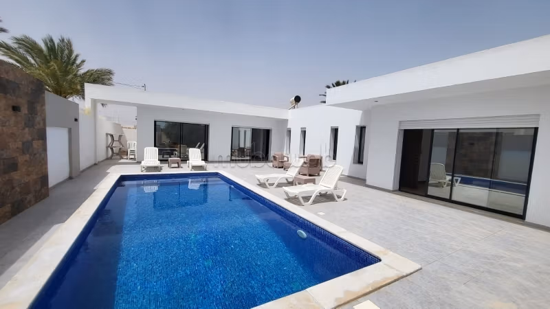 Villa con piscina situata a Midoun