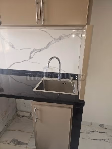 Vente d'un bel appartement à Sakani. 2 chambres agréables. Vue exceptionnelle sur les montagnes, porte blindée