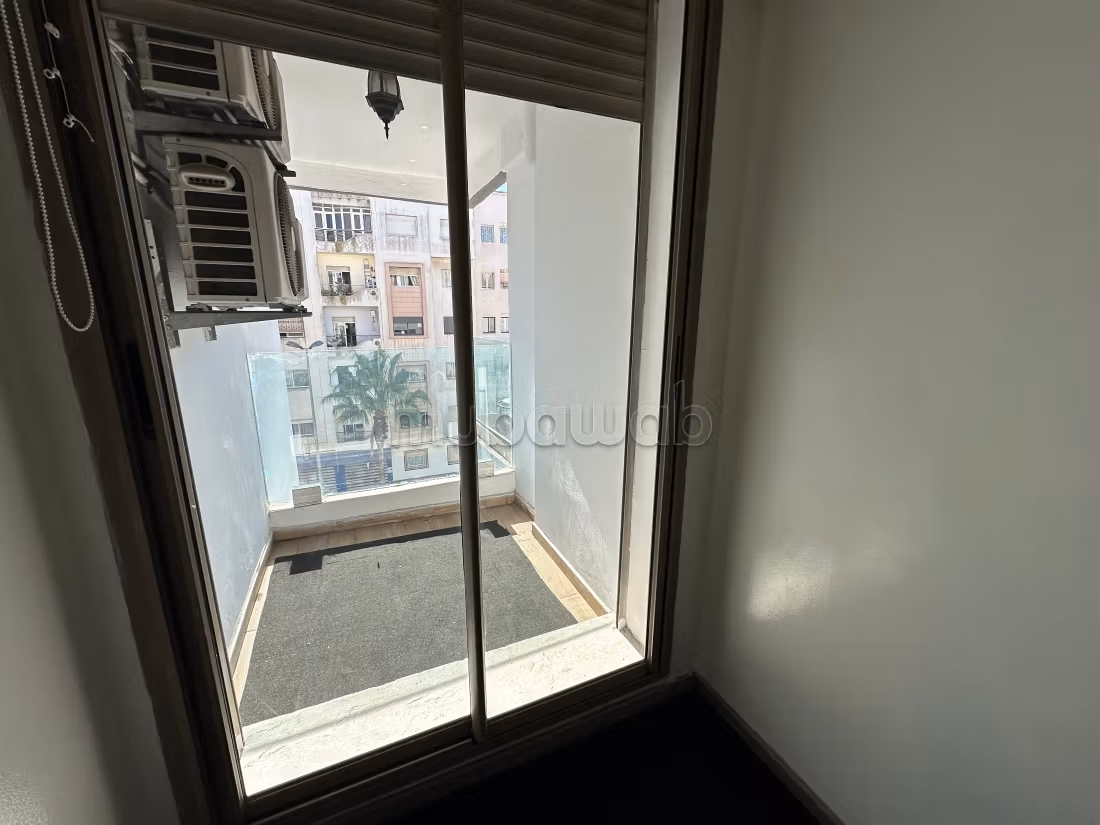 Beaux bureaux à louer à Bourgogne Ouest.
Surface de 52 m².
Climatisation