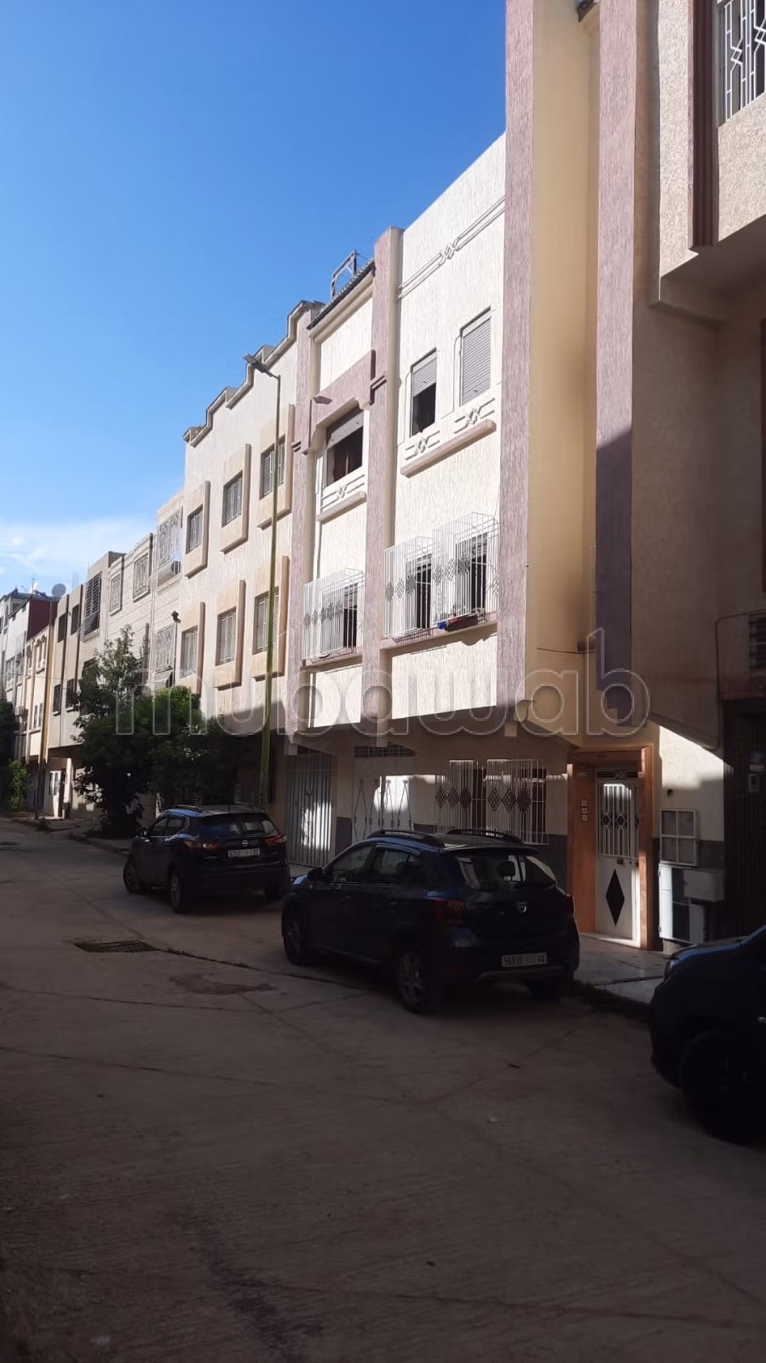 Un edificio con tre appartamenti in vendita a Meknes