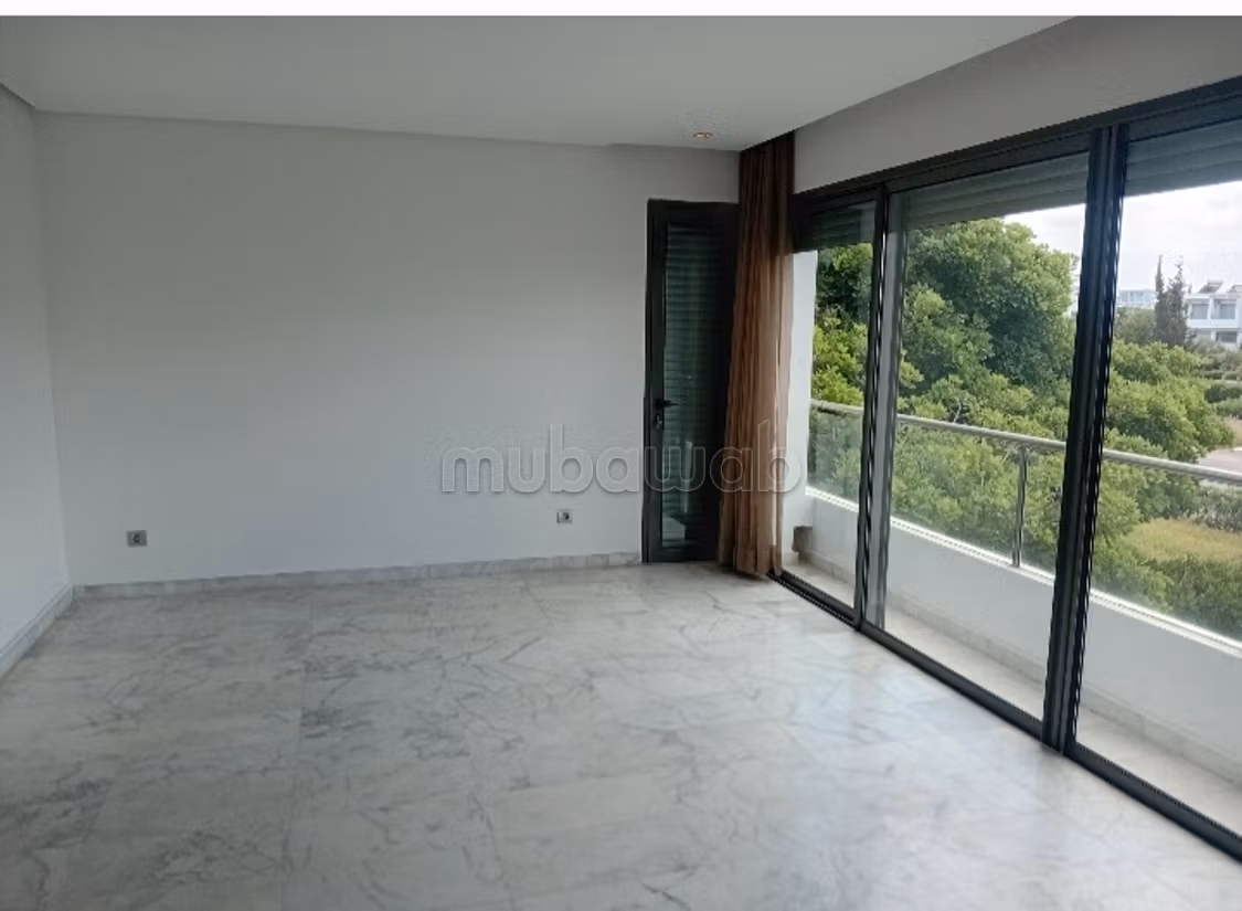 Bel appartement vide bouskoura golf