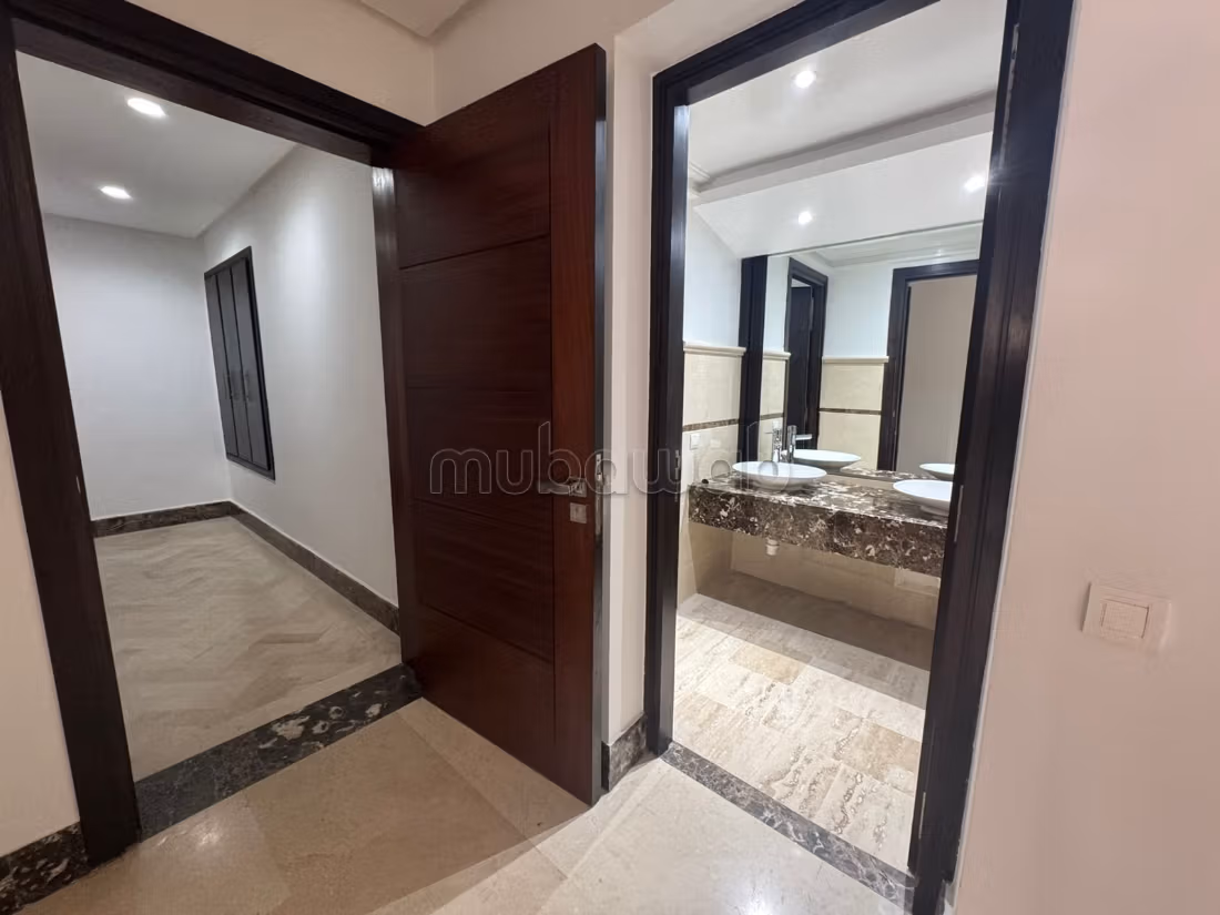 Location d'un appartement à Riyad. 
3 belles chambres. 
Avec ascenseur et terrasse — 2