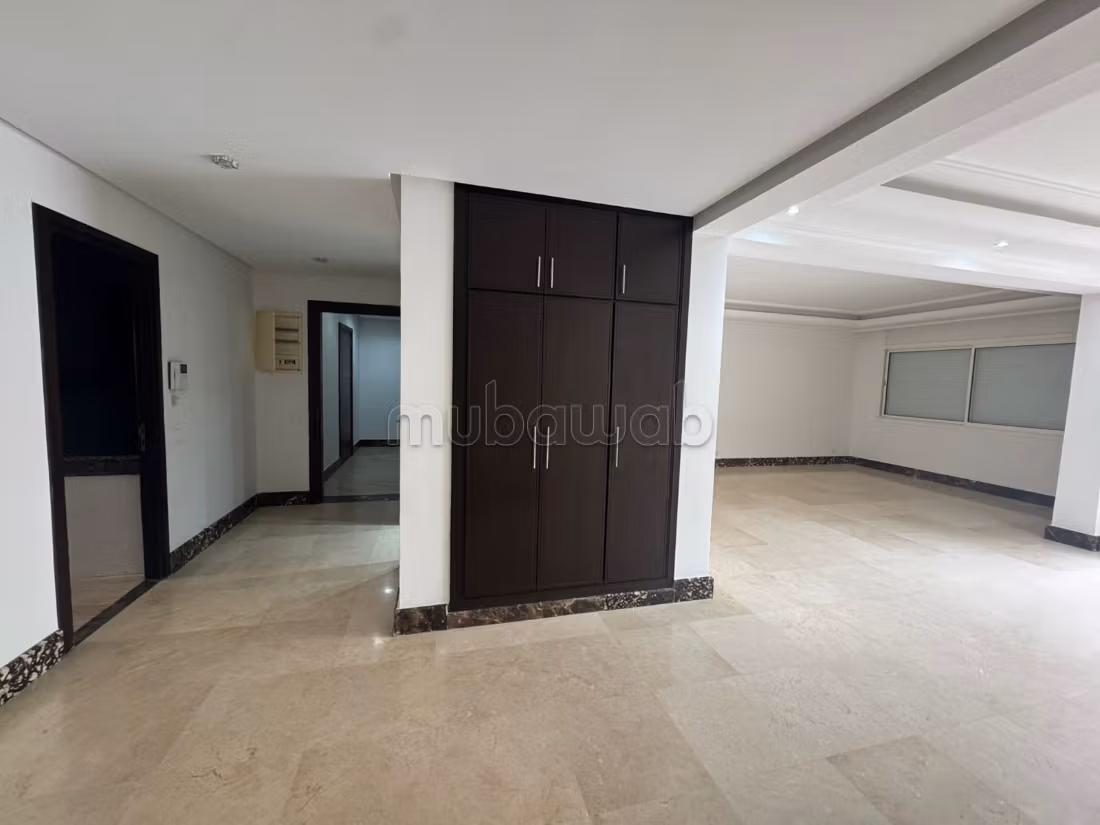 Location d'un appartement à Riyad. 
3 belles chambres. 
Avec ascenseur et terrasse — 3