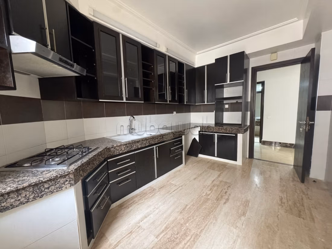 Location d'un appartement à Riyad. 
3 belles chambres. 
Avec ascenseur et terrasse — 4