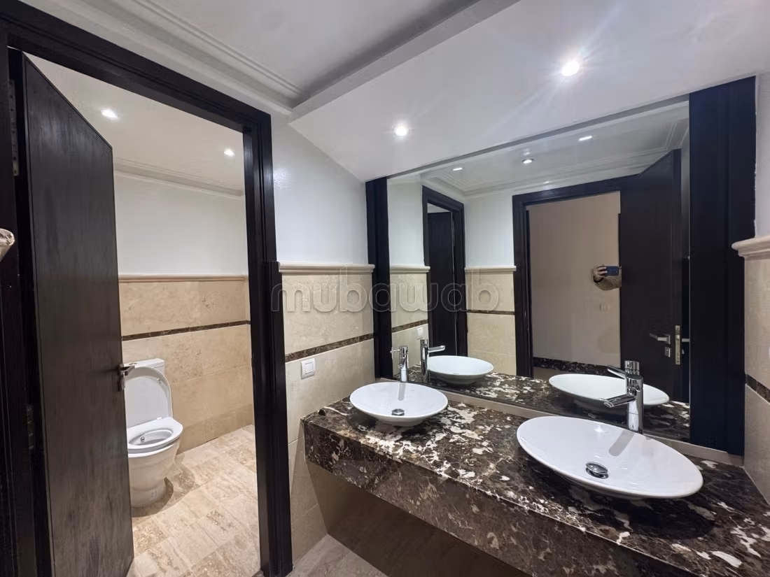 Location d'un appartement à Riyad. 
3 belles chambres. 
Avec ascenseur et terrasse — 5