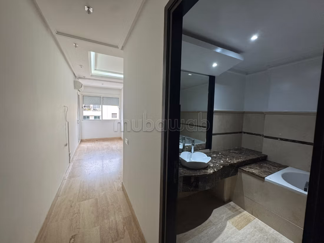 Location d'un appartement à Riyad. 
3 belles chambres. 
Avec ascenseur et terrasse — 6