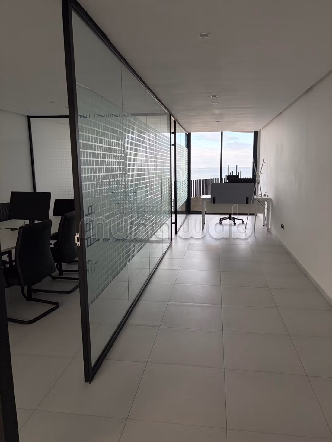 Bureaux en location à Ain Diab. 
Surface de 87 m². 
Résidence avec concierge, climatisation générale