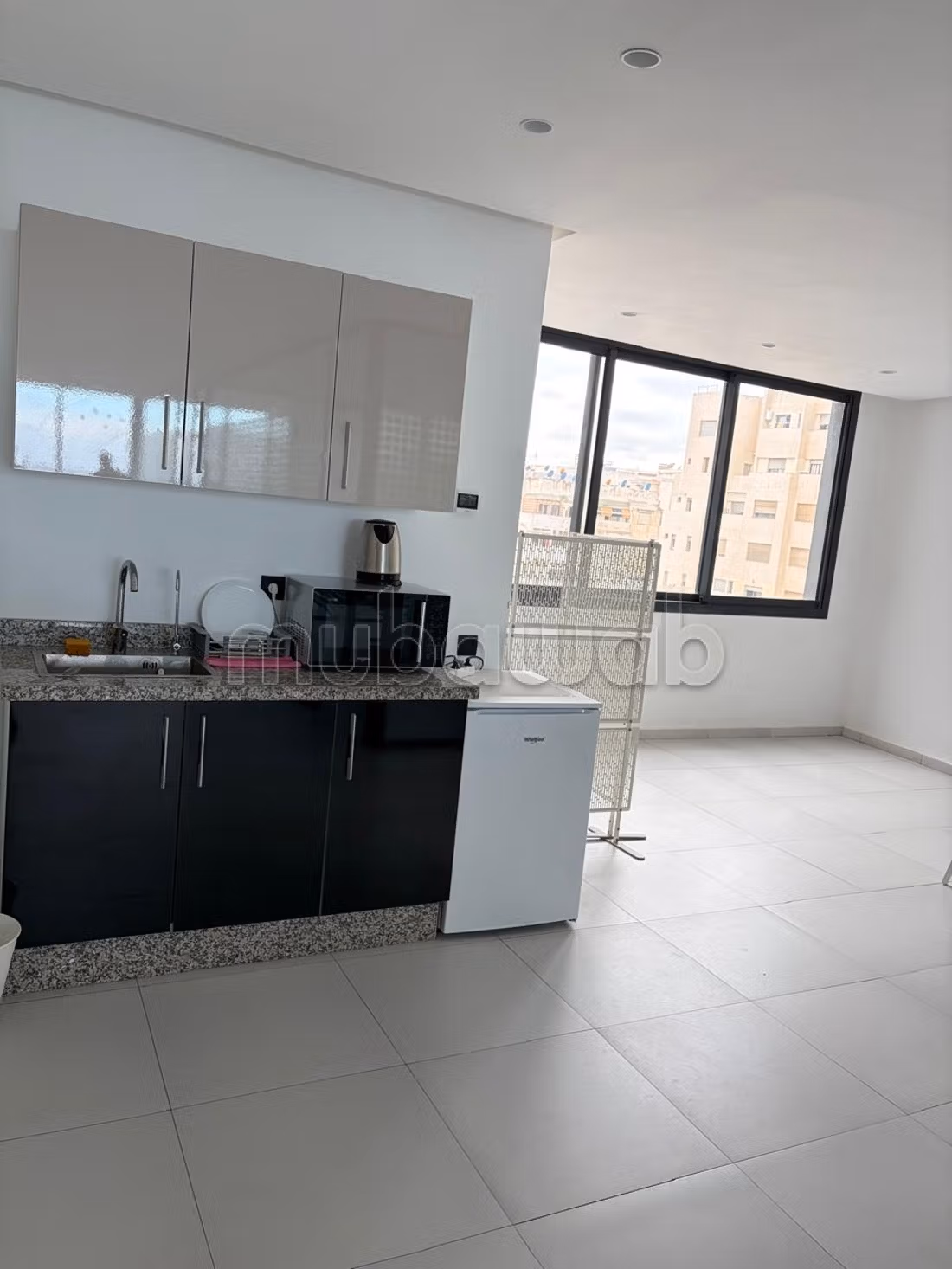 Bureaux en location à Ain Diab. 
Surface de 87 m². 
Résidence avec concierge, climatisation générale