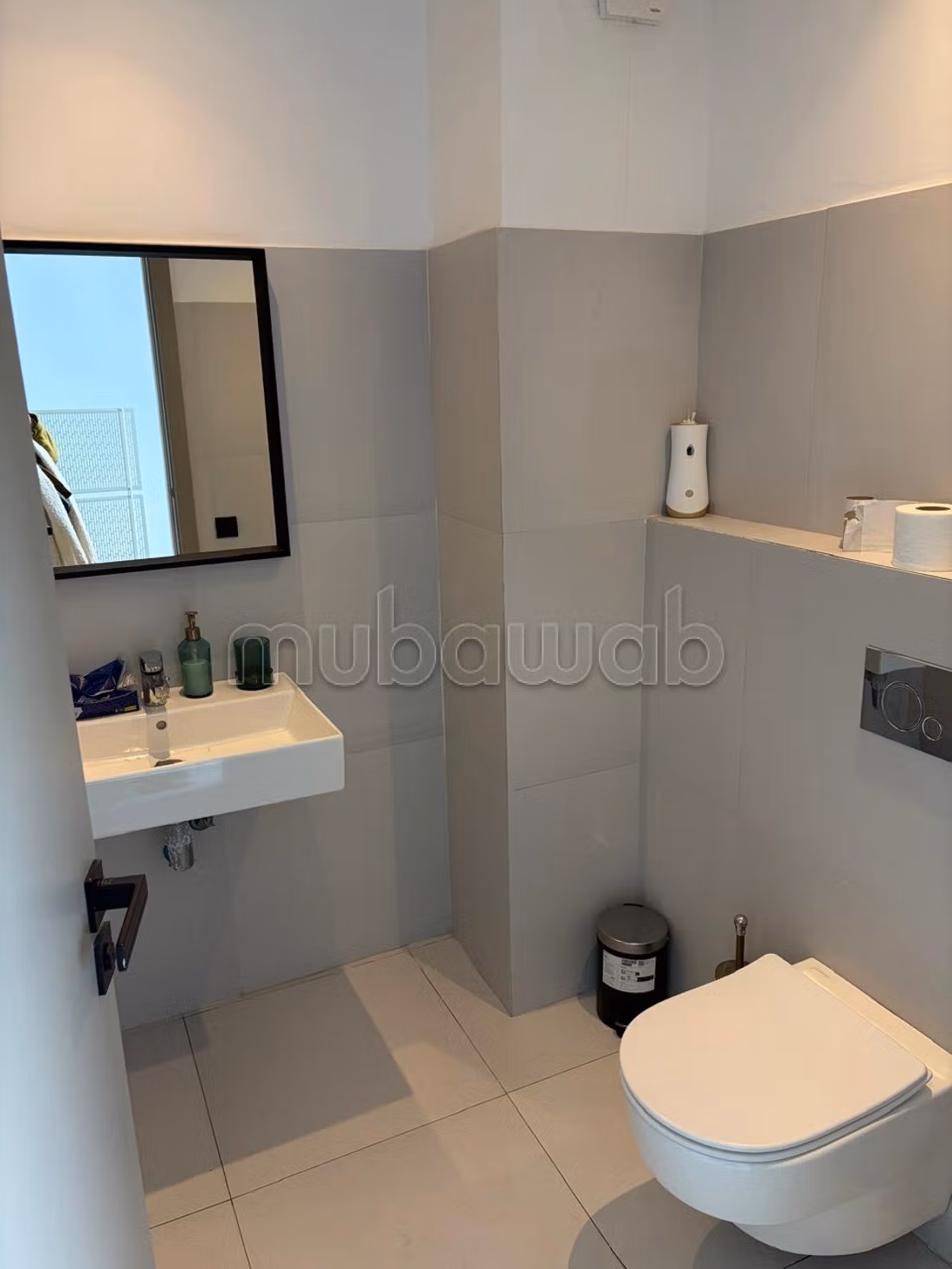 Bureaux en location à Ain Diab. 
Surface de 87 m². 
Résidence avec concierge, climatisation générale