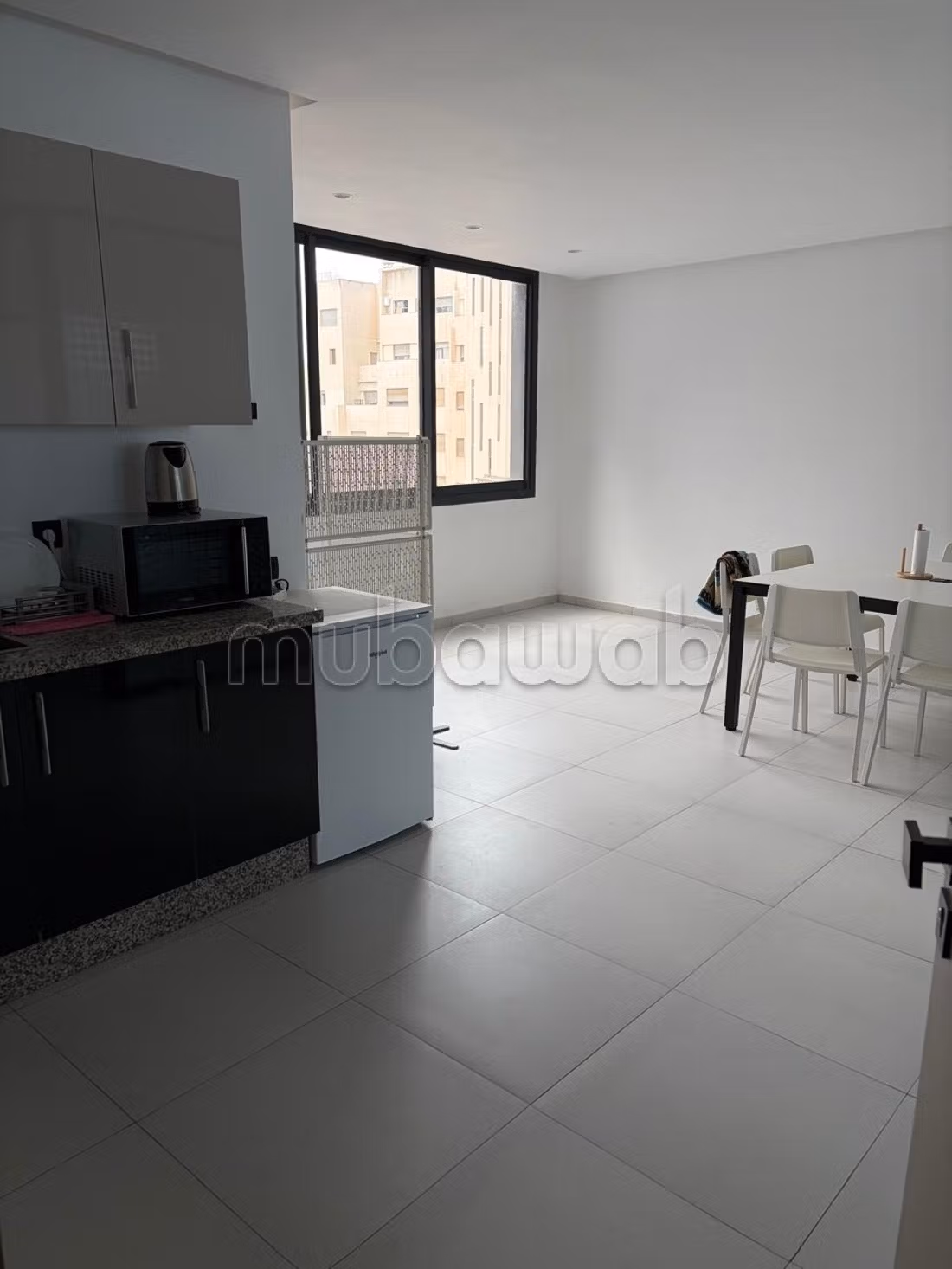 Bureaux en location à Ain Diab. 
Surface de 87 m². 
Résidence avec concierge, climatisation générale