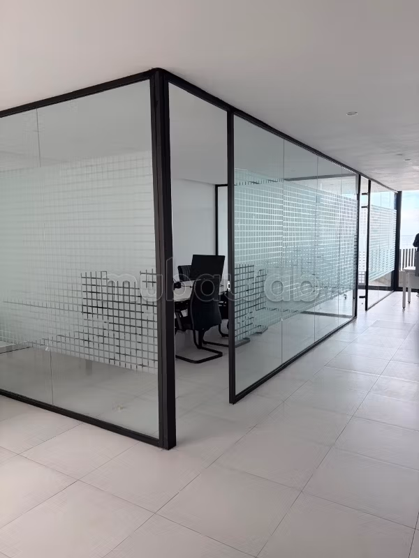 Uffici in affitto ad Ain Diab. Superficie di 87 m². Residenza con concierge, aria condizionata generale