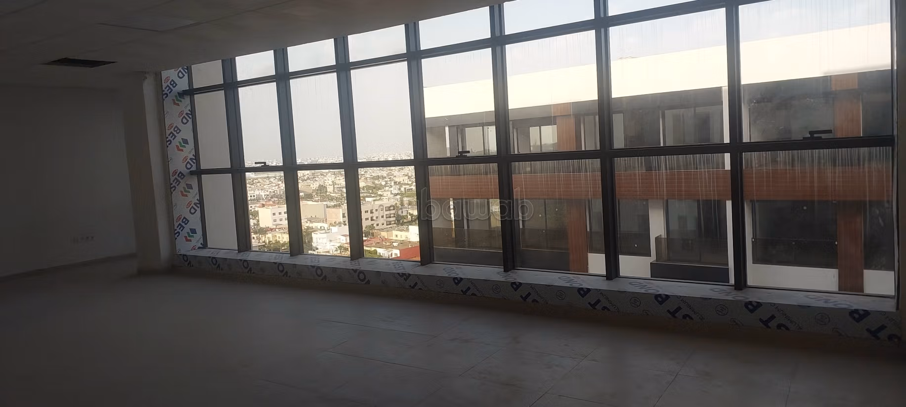 Beaux bureaux à louer à La Floride. 
Surface de 56 m². 
Espaces verts et ascenseur