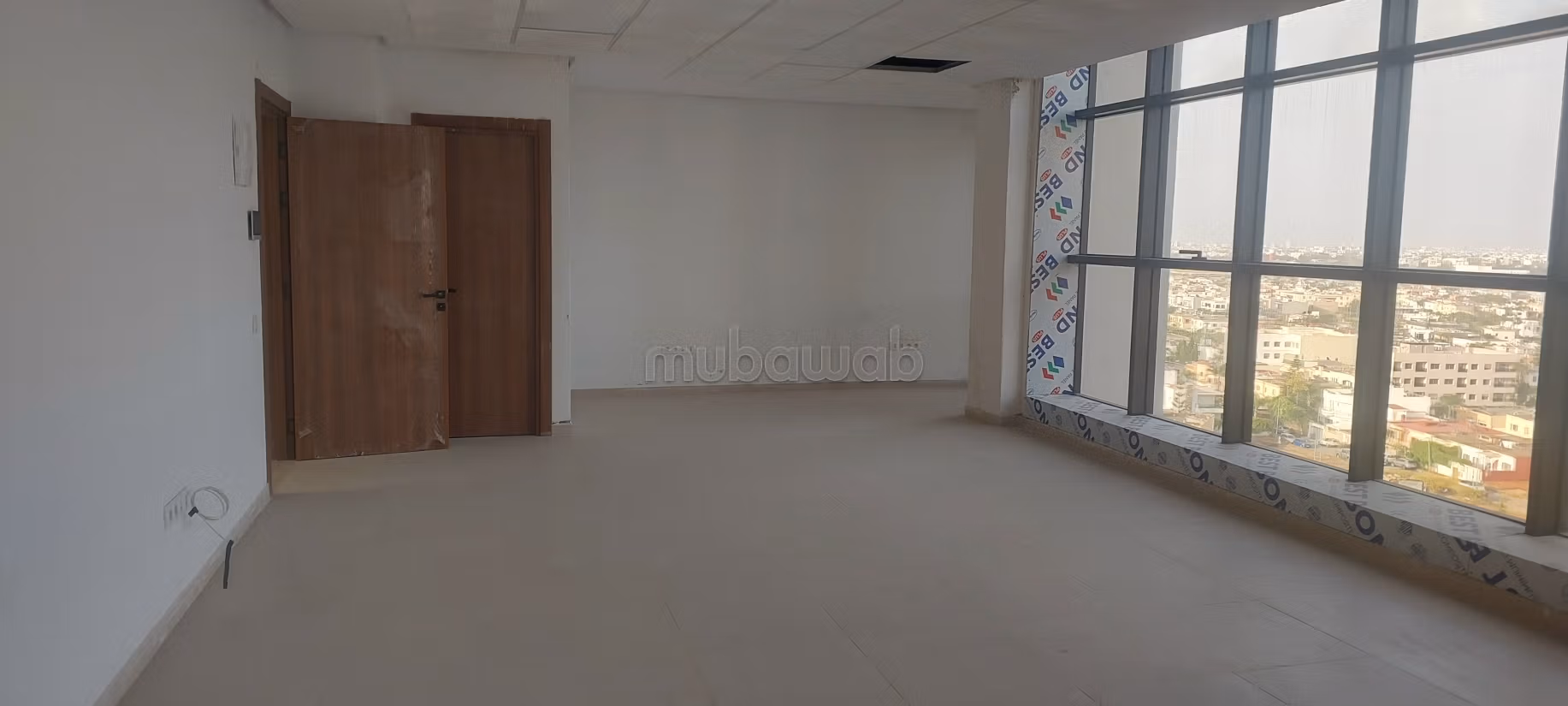 Beaux bureaux à louer à La Floride. 
Surface de 56 m². 
Espaces verts et ascenseur