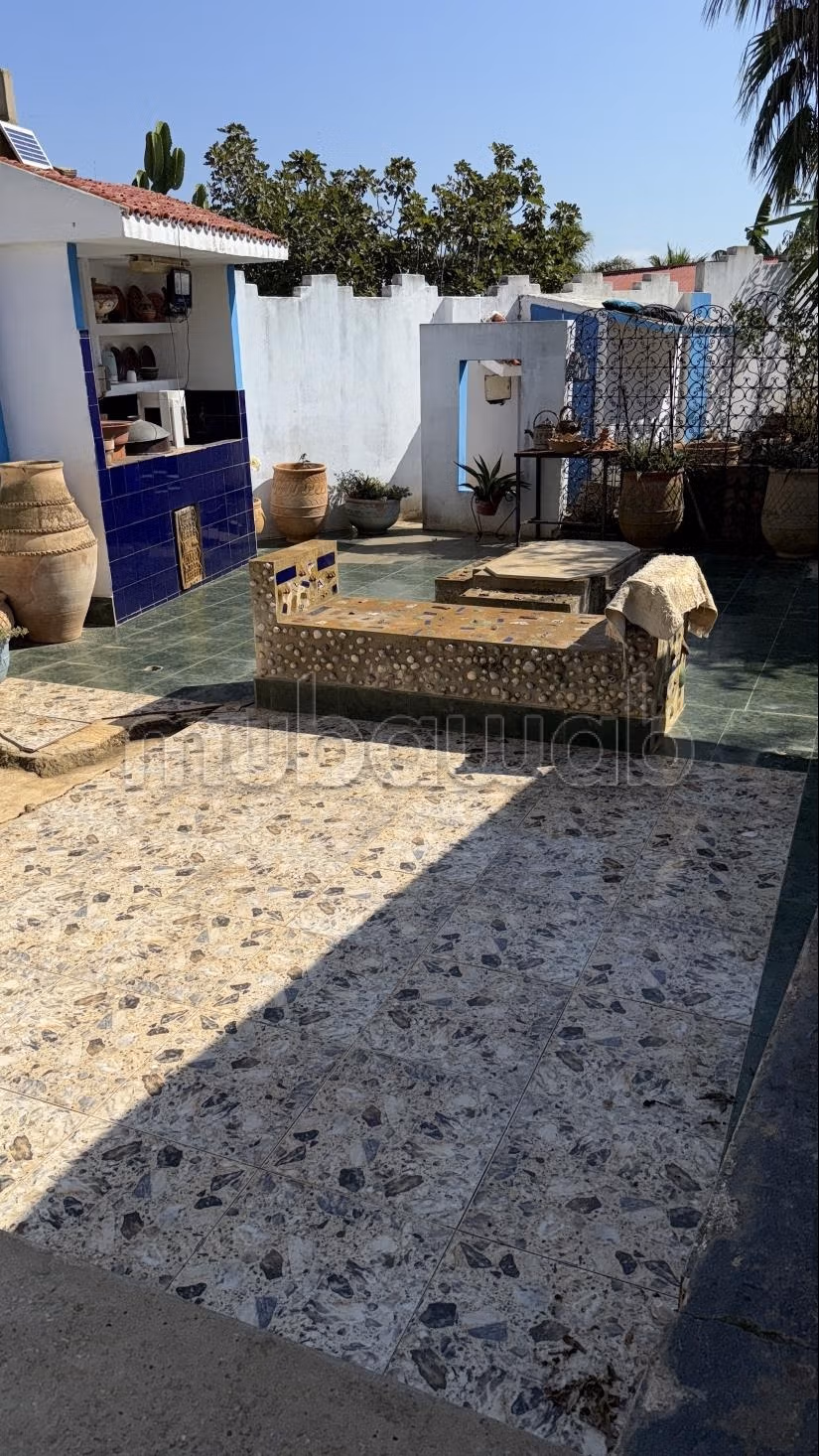 High standing villa for sale in Asilah. Total area 150 m². Functional fireplace