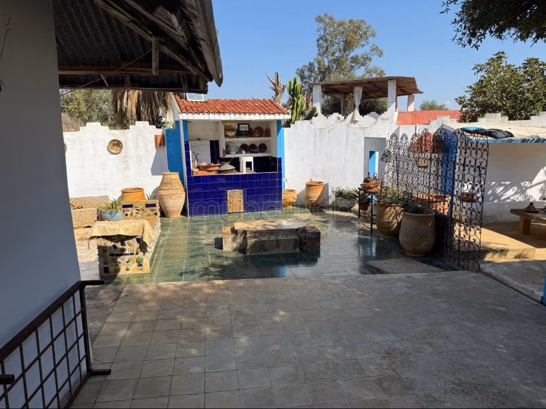 High standing villa for sale in Asilah. Total area 150 m². Functional fireplace