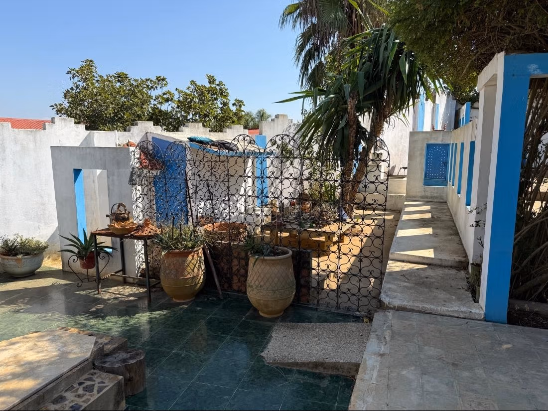 High standing villa for sale in Asilah. Total area 150 m². Functional fireplace