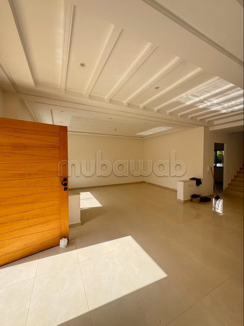 Splendida villa in vendita a Maamora. 7 stanze. Finestre con doppio vetro e porta blindata