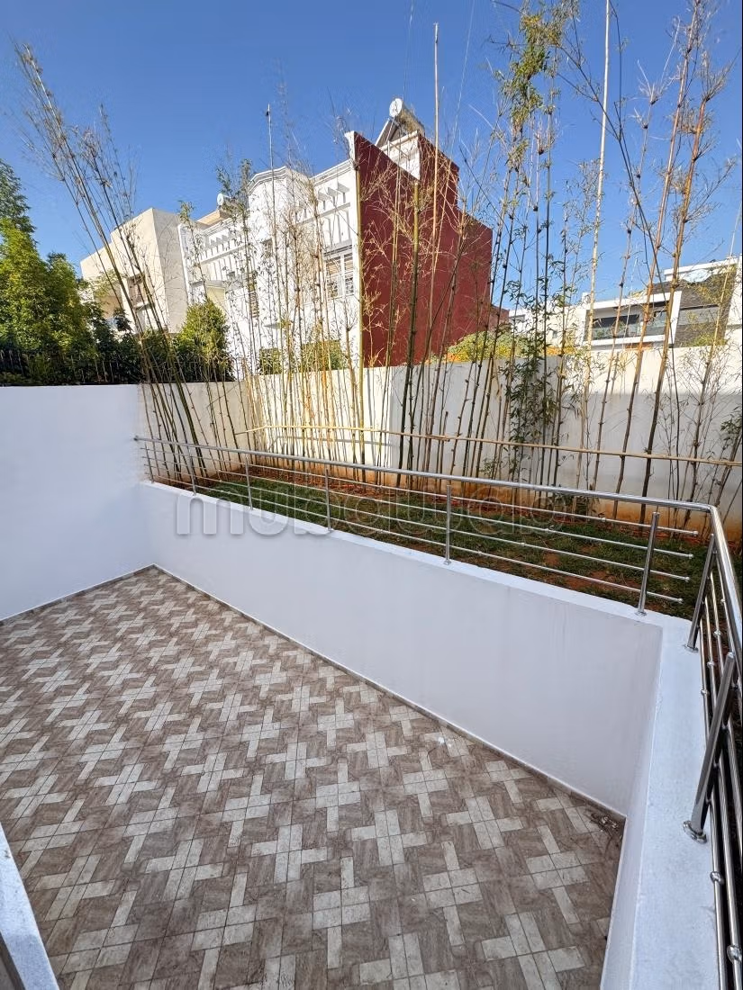 Splendida villa in vendita a Maamora. 7 stanze. Finestre con doppio vetro e porta blindata