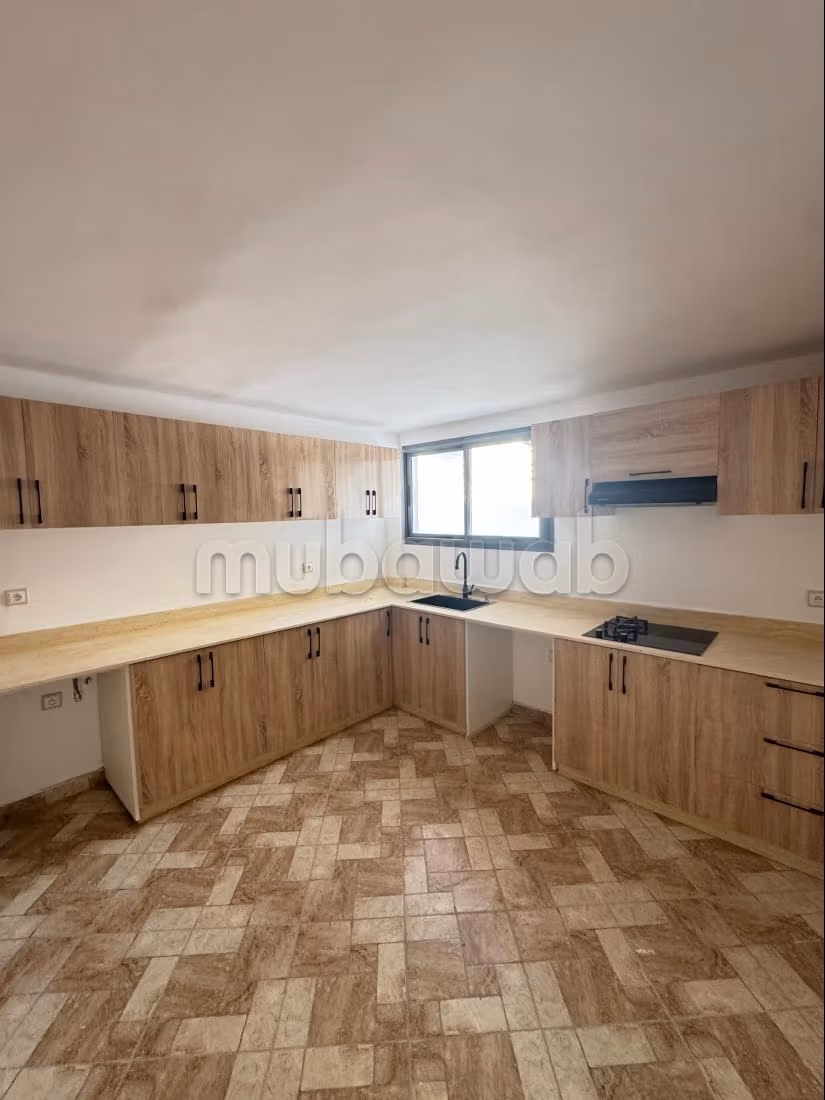 Splendida villa in vendita a Maamora. 7 stanze. Finestre con doppio vetro e porta blindata