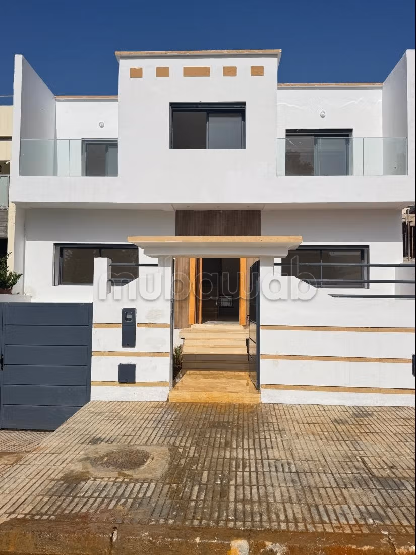 Splendida villa in vendita a Maamora. 7 stanze. Finestre con doppio vetro e porta blindata