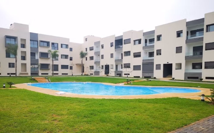Bel Appartamento con Vista sulla Piscina