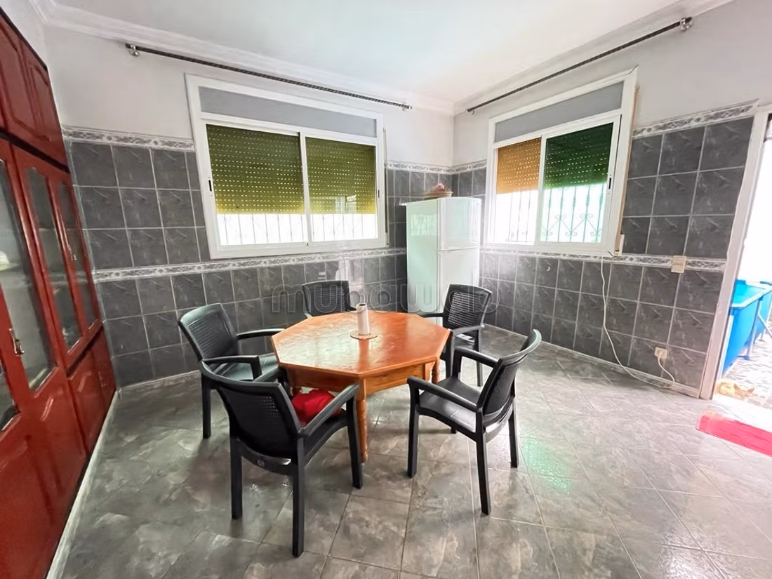 Appartement te huur in Saïdia. 3 mooie slaapkamers. Uitzicht op de bergen, pantserdeur